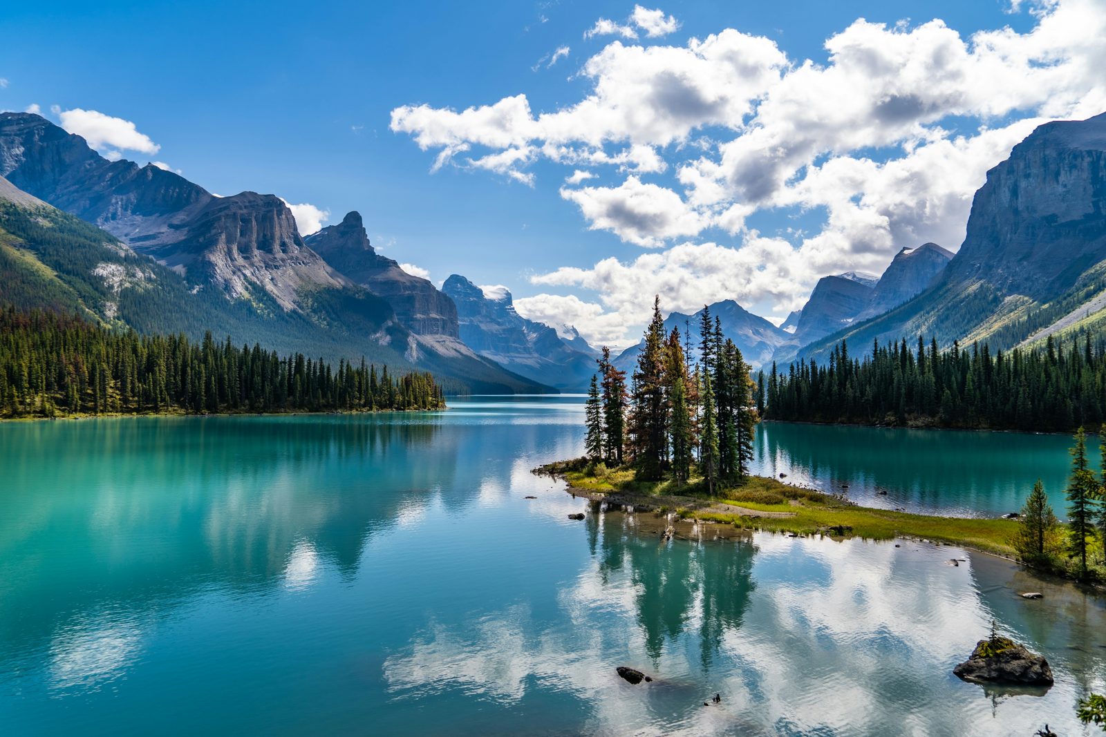 Spirit Island and the turquoise water of Maligne Lake in Jasper National Park
